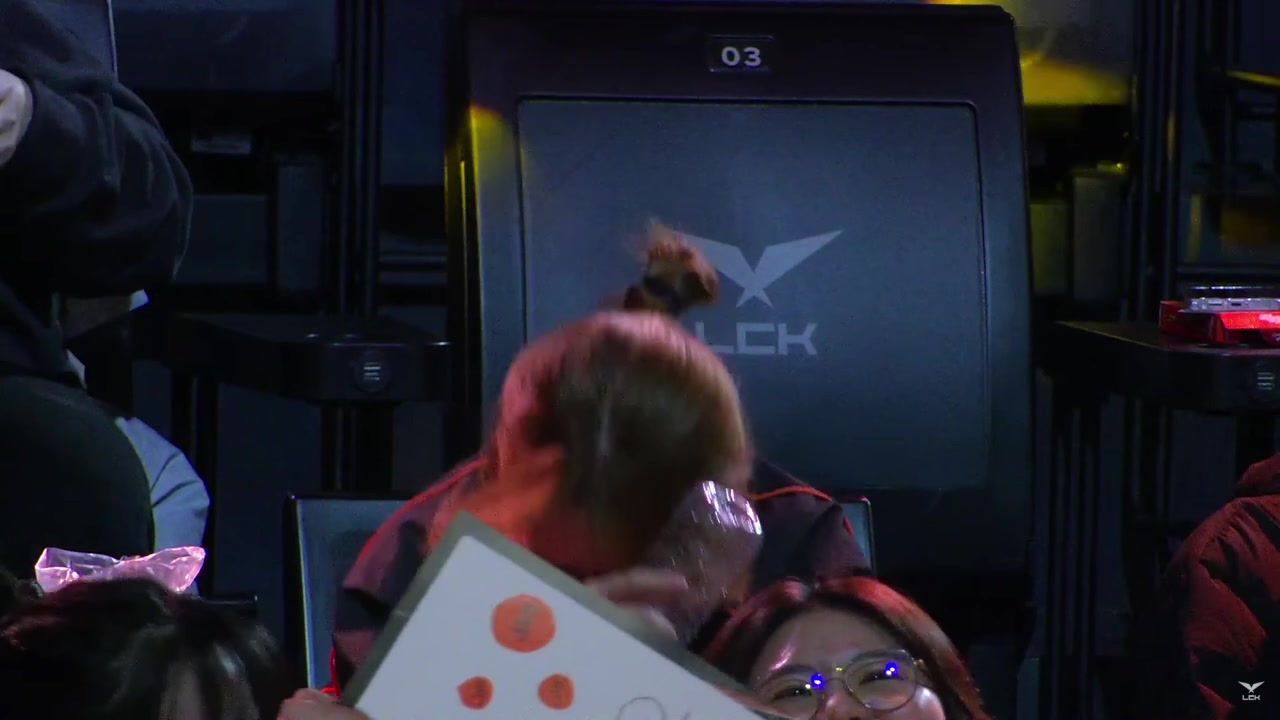 注意补水！HLE粉丝看逆转T1晋级 直接当场泪流满面