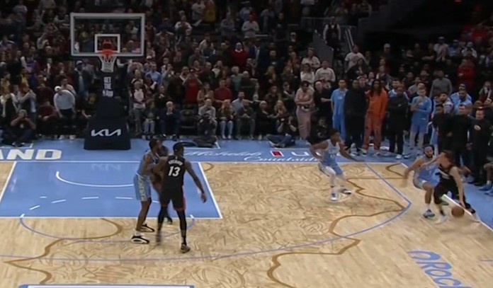 邓罗谈关键三分被判踩线：我当时很震惊 这球真的很难判断