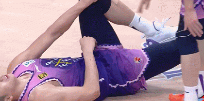 希望没事🙏邹雨宸上篮被顶到膝盖倒地 队医检查后到场边休息