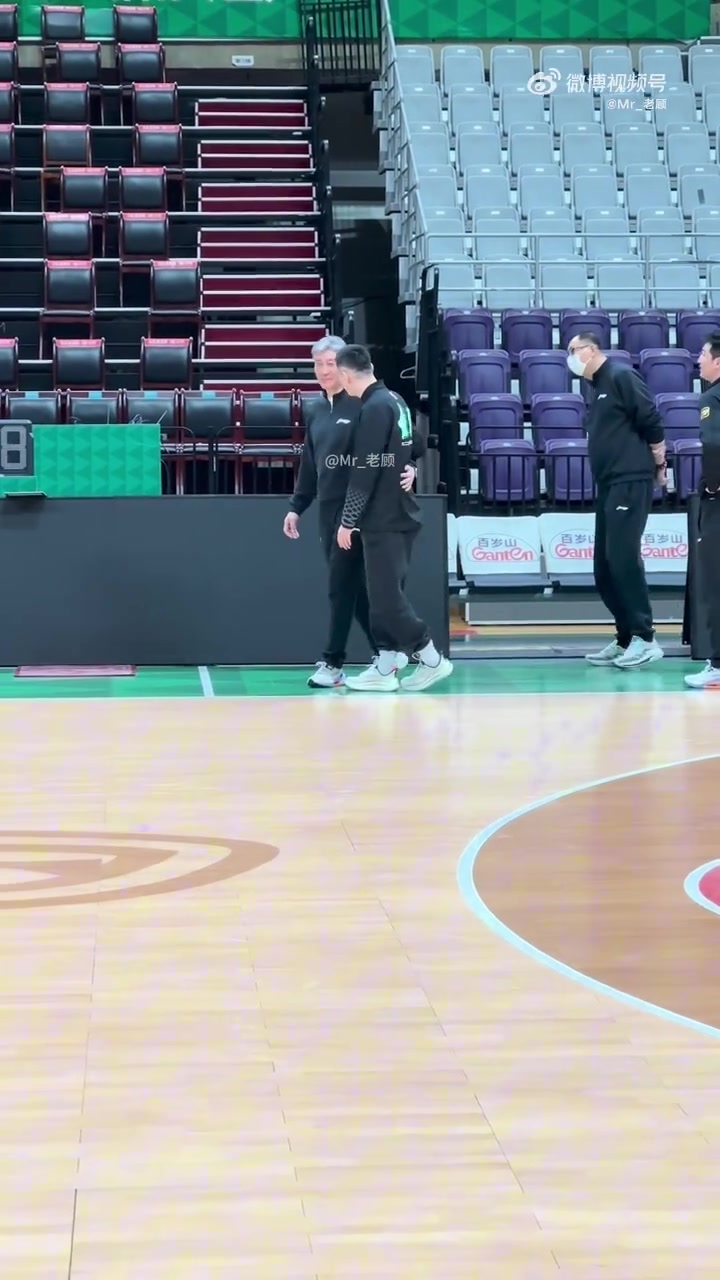 今晚客场挑战辽宁队 媒体人：贺希宁上午没有出现在踩场训练中