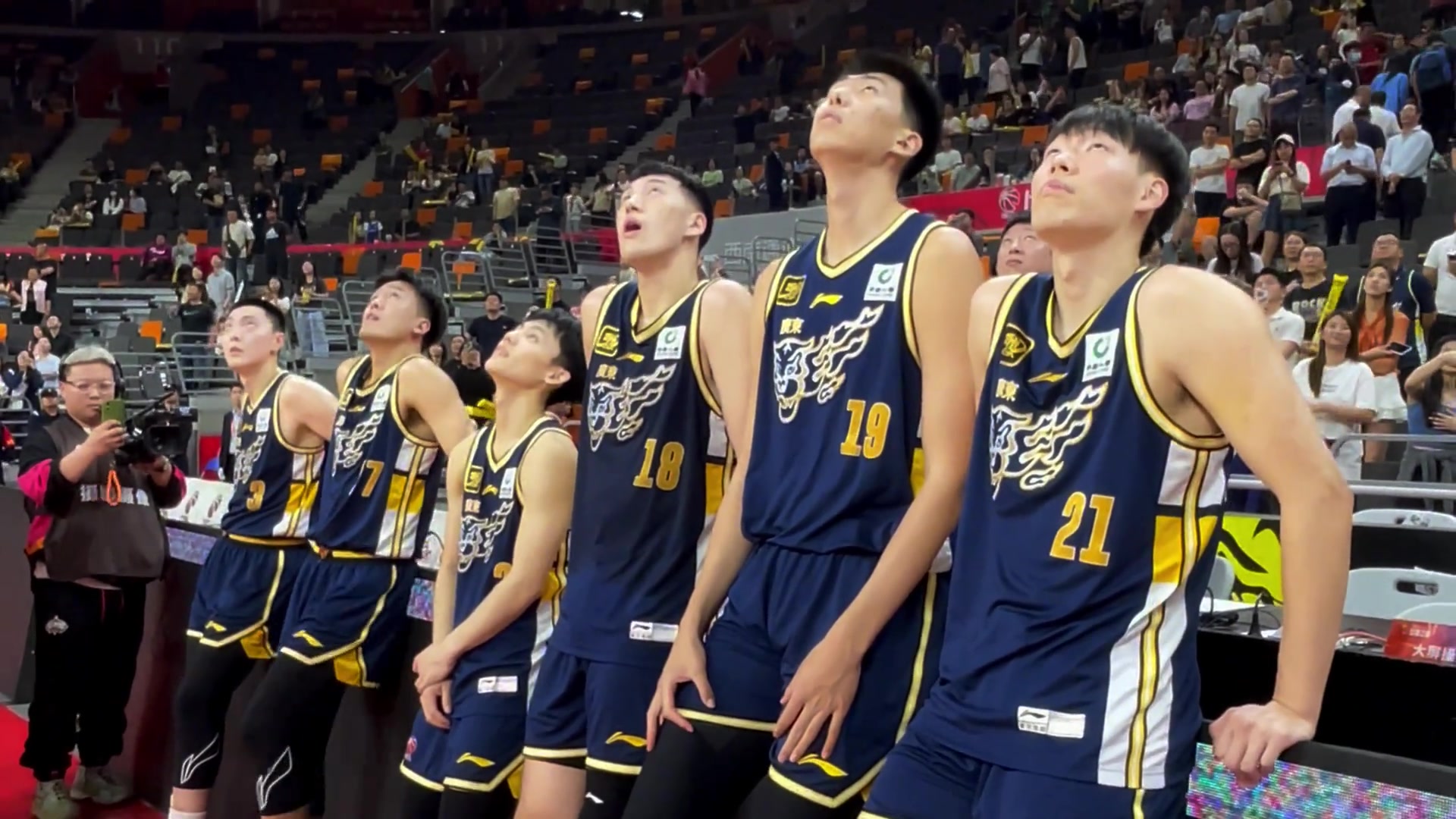 广东晒视频感谢球迷：感谢一路以来不离不弃的你们 — 最佳第六人