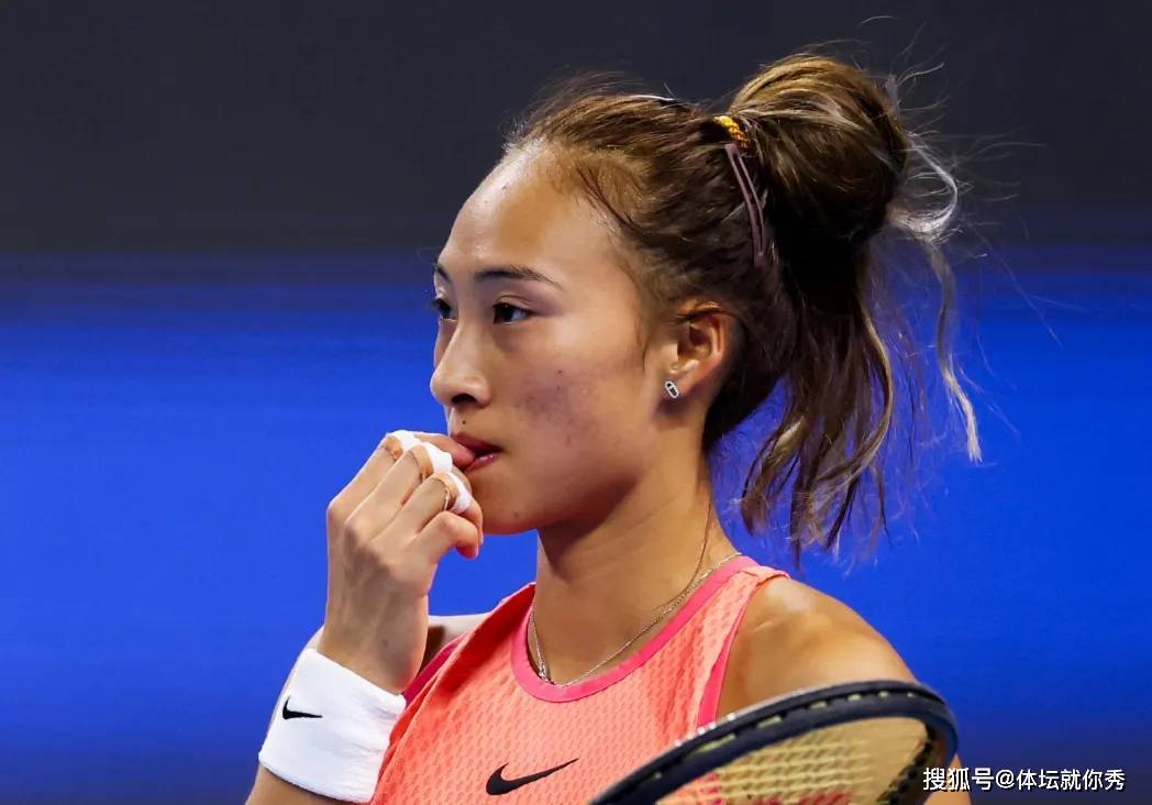 0-2爆冷！郑钦文大溃败，萨巴伦卡保送4强