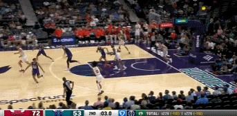 热得发烫！科比-怀特追身超远三分压哨命中 次节4记三分独得18分