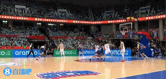 误伤队友！陆文博推倒鲍威尔 后者失衡摔倒撞到约克腿上致其受伤