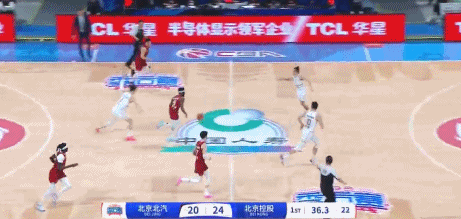 我的天😱曾凡博补防下落磕破雷蒙额头 后者满脸是血下场处理