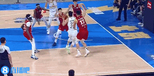 我的天😱曾凡博补防下落磕破雷蒙额头 后者满脸是血下场处理