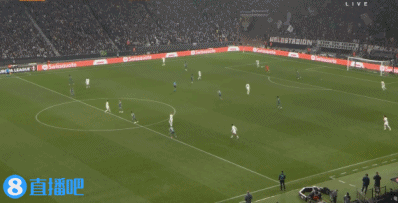 太快了！埃基蒂克单刀机会，范德文落后身位回追完成干净铲断