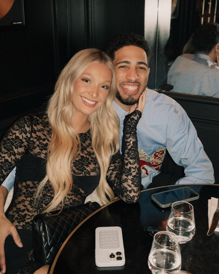 哈利伯顿晒与女友合照:六年光阴&无数回忆&余生共度 爱你❤️