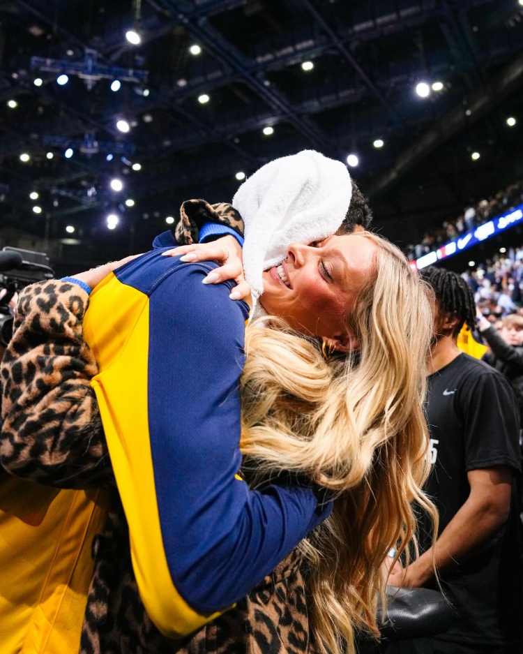 哈利伯顿晒与女友合照:六年光阴&无数回忆&余生共度 爱你❤️