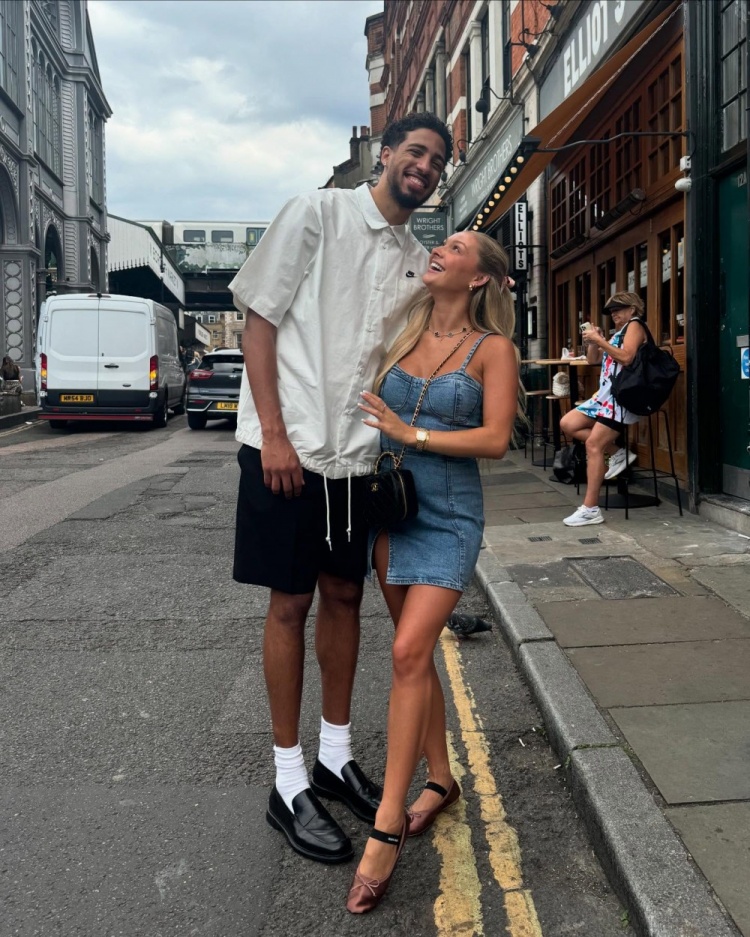 哈利伯顿晒与女友合照:六年光阴&无数回忆&余生共度 爱你❤️