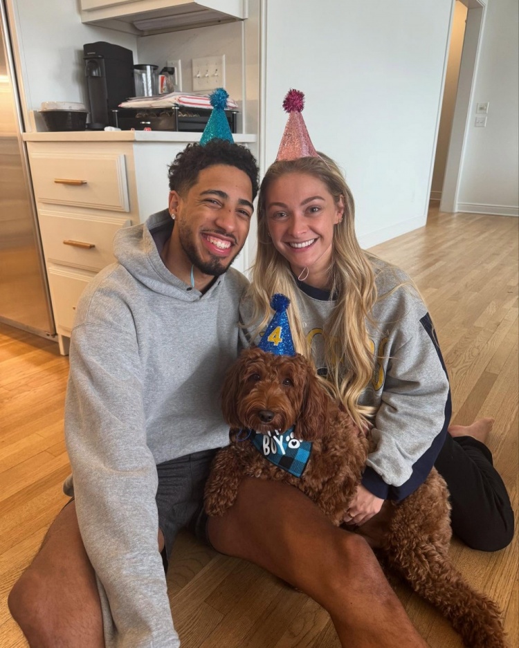 哈利伯顿晒与女友合照:六年光阴&无数回忆&余生共度 爱你❤️