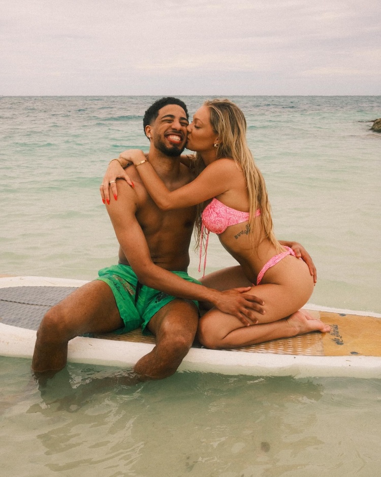 哈利伯顿晒与女友合照:六年光阴&无数回忆&余生共度 爱你❤️