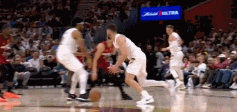 叫我话事人🥵!杰罗姆季后赛首秀15中10砍下28分 末节独得16分