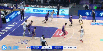 一飞冲天！里勒抢断反击送妙传 朱松玮接球腾空暴起双手灌筐