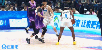 一飞冲天！里勒抢断反击送妙传 朱松玮接球腾空暴起双手灌筐