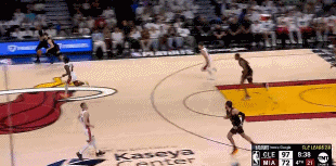 杀疯了！杰罗姆转换速推&小莫布里追身三分再进！28分分差了！