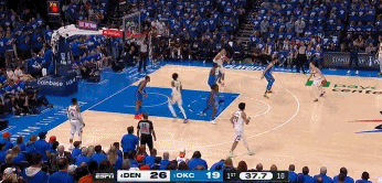 控制失误啊！威少直塞篮下约基奇 直接传出界外