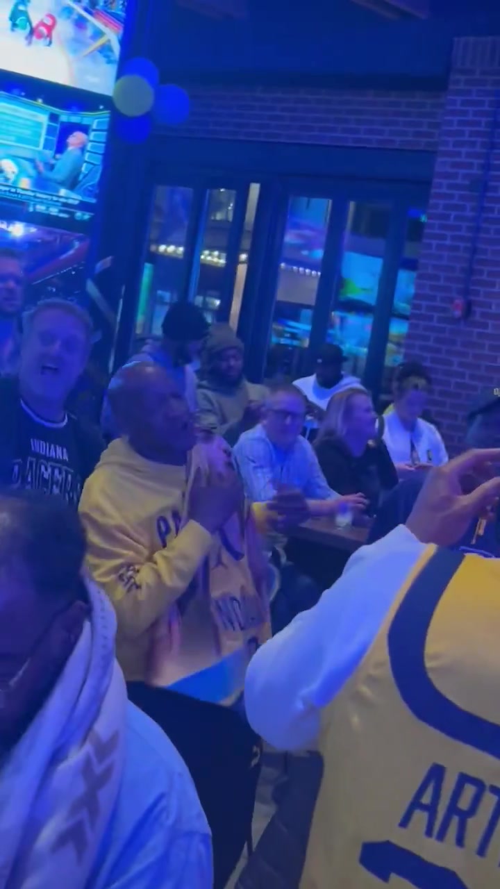 起飞了啊✈️哈利伯顿父亲在酒吧也在锁喉庆祝👻开心地跳起了舞