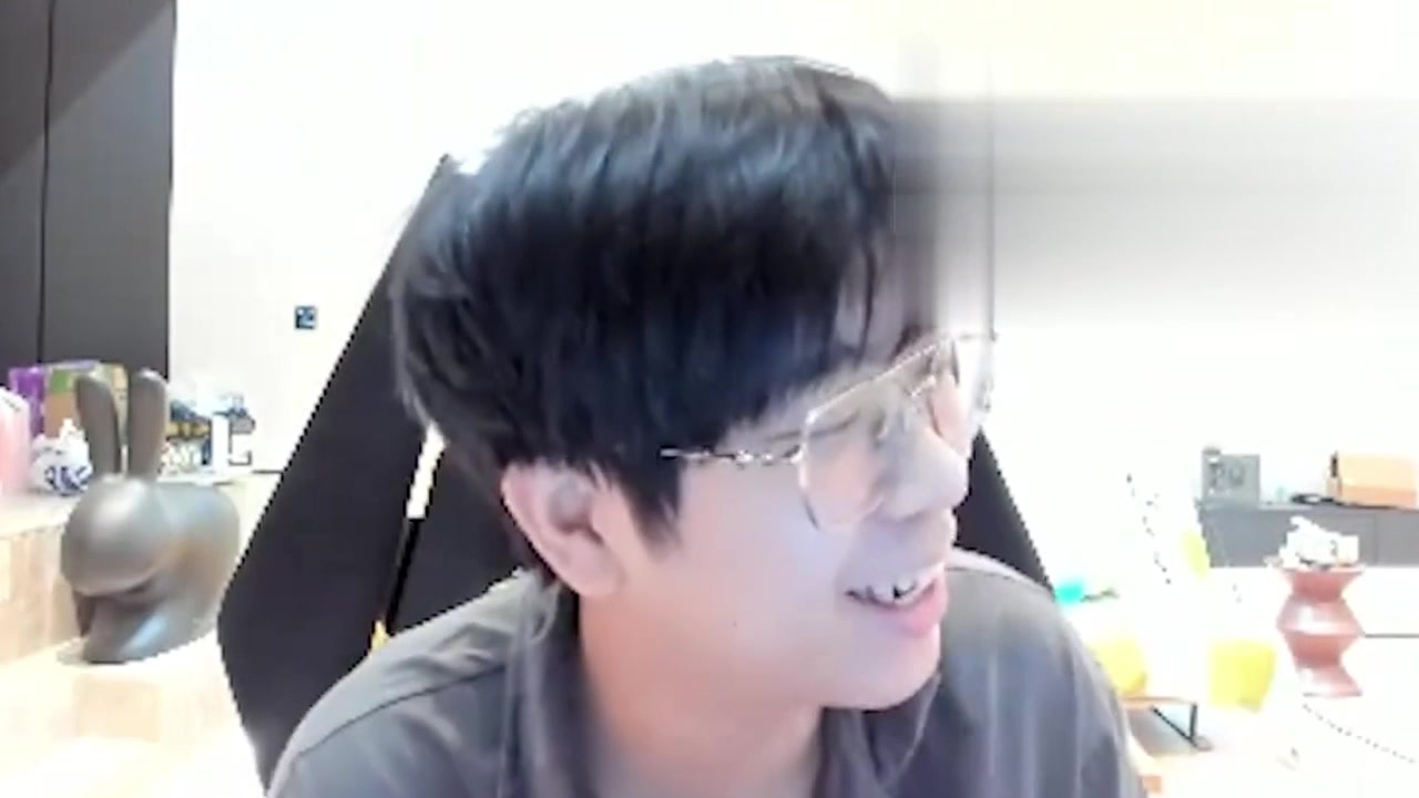 阿这？？？大黄：以前在TES偷看过晴天的大黑屁股，没看过哥哥的