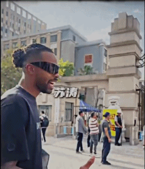 偶像接你放学🤩拉塞尔接高三粉丝放学并送上球鞋：祝他好运