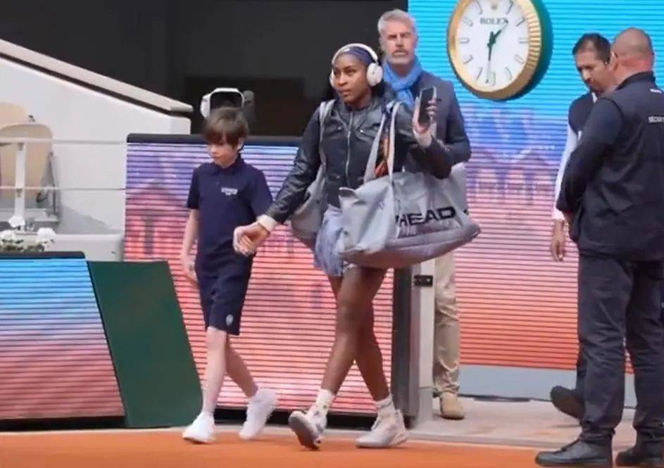 2号种子高芙上演“法网小品”，黑色皮衣帅气登场，背包一开傻眼：球拍没拿！