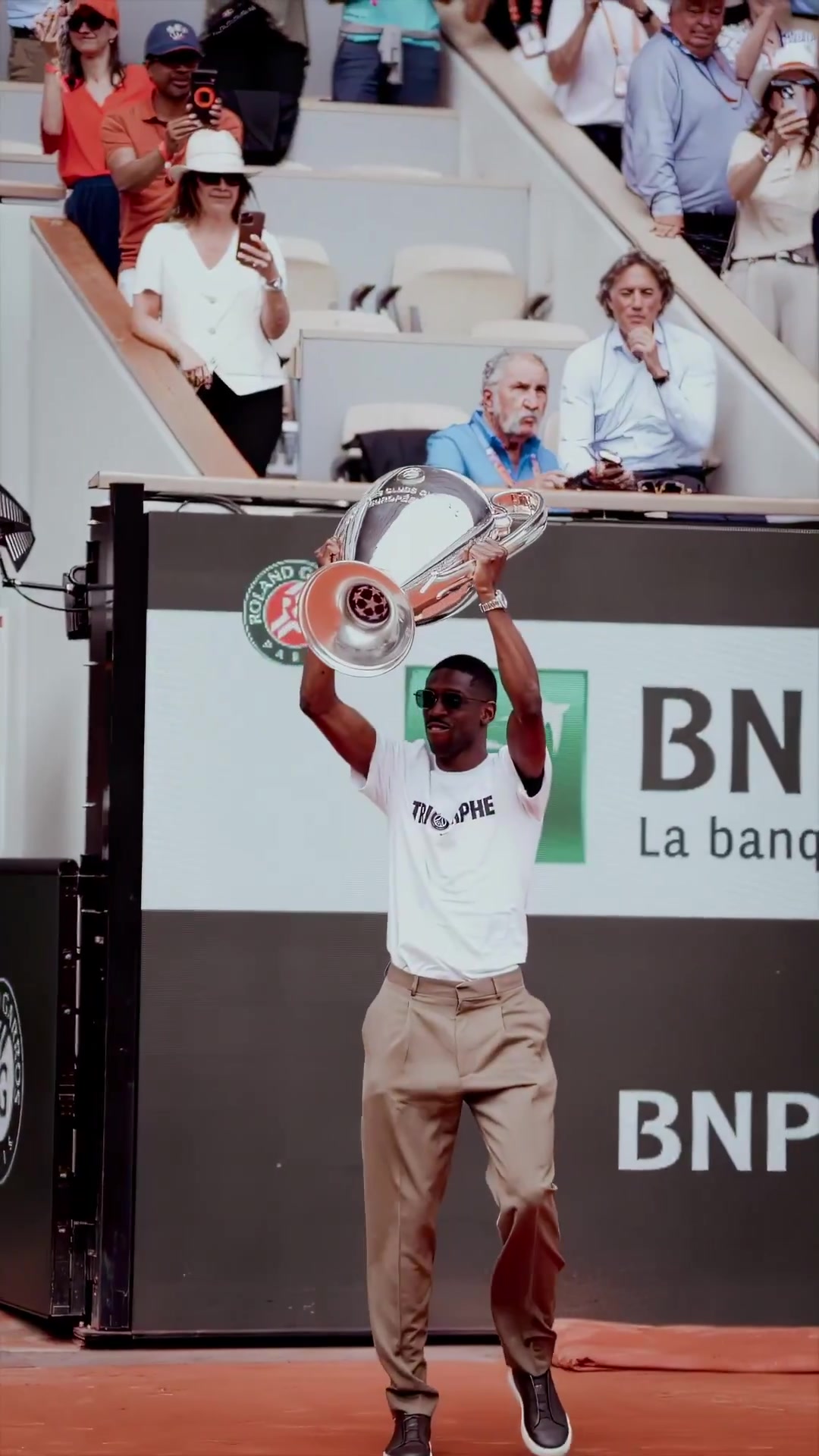 🏆登贝莱现身法网，现场展示欧冠冠军奖杯